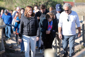 La alcaldesa de Valencia, María José Catalá, asiste a la suelta de tortuga en la Playa de El Saler junto a la doctora Sylvia Earle.